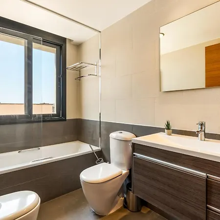 Bella - Modern With Parking & Pool * يوريت دي مار